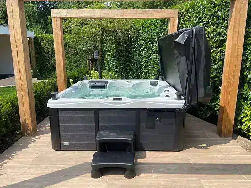 zwarte jacuzzi met opstapje en coverhoes