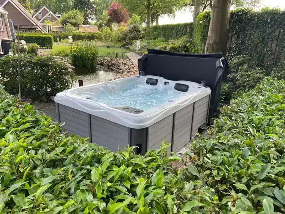 jacuzzi in tuin met coverhoes