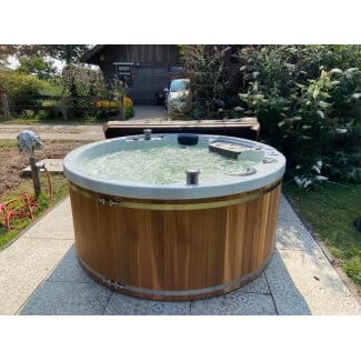jacuzzi python in tuin