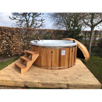 jacuzzi python in tuin met opstapje