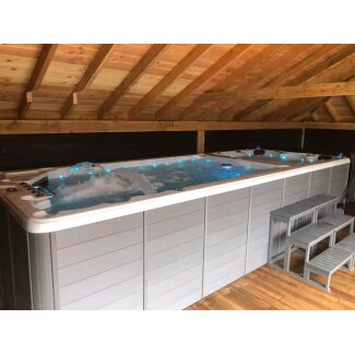 zwemspa alicantie in een huis/schuur