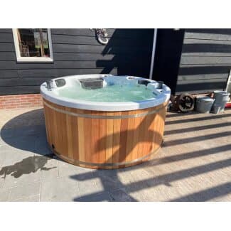 jacuzzi python in tuin