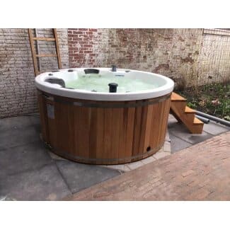 jacuzzi python in tuin