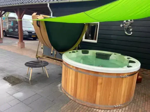 jacuzzi python in tuin