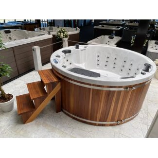 jacuzzi python in showroom met opstapje