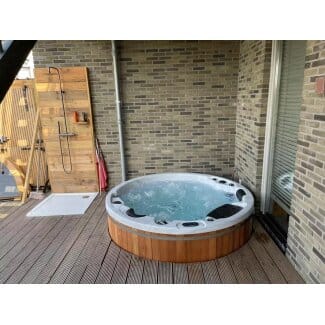 jacuzzi python ingebouwd in tuin