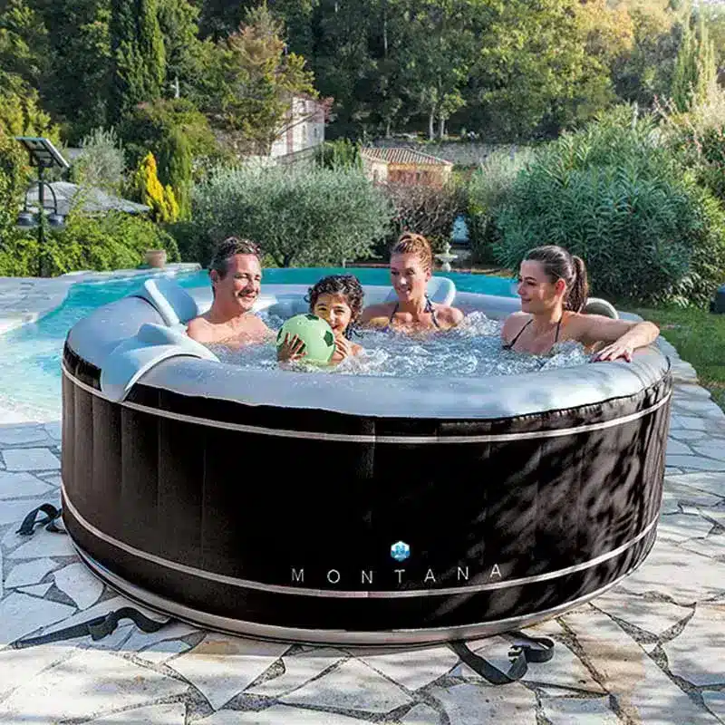 gezin in een Montana jacuzzi in de tuin