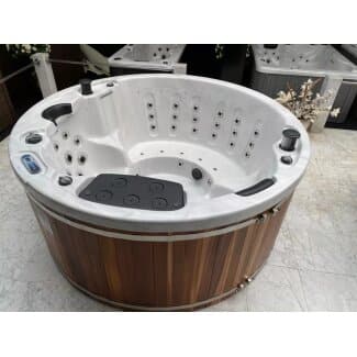 ronde jacuzzi in een showroom