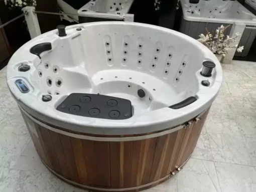 ronde jacuzzi in een showroom