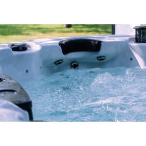 jacuzzi in de tuin de aan het bubbelen is
