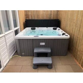 een goldline jacuzzi met trapje