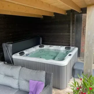 een goldline jacuzzi in een hut